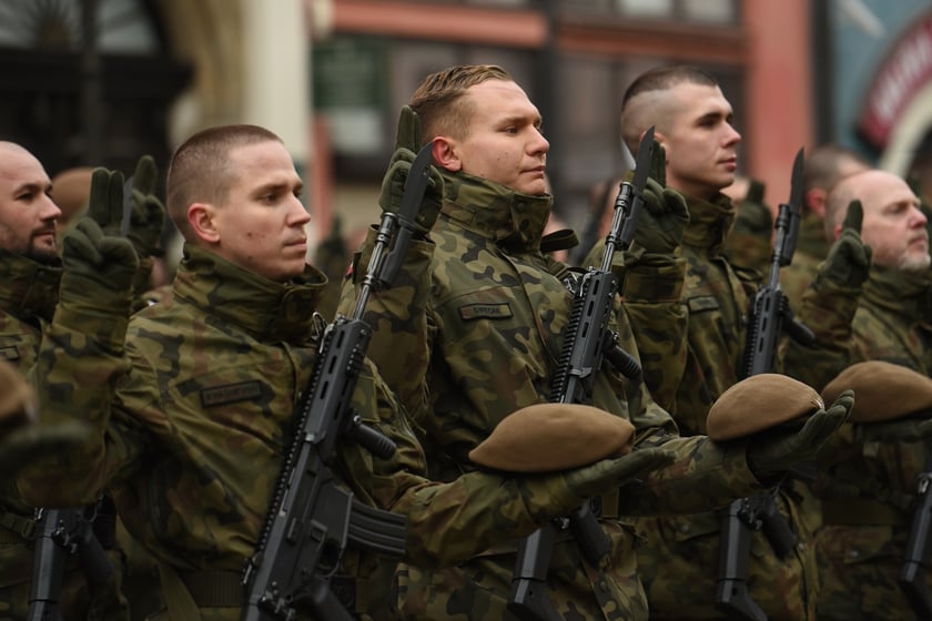 Na zdjęciu 80 nowych żołnierzy Wojsk Obrony Terytorialnej z Dolnego Śląska. W sobotę złożyli uroczystą przysięgę w Świdnicy