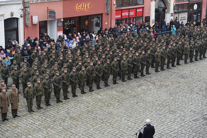 Na zdjęciu 80 nowych żołnierzy Wojsk Obrony Terytorialnej z Dolnego Śląska. W sobotę złożyli uroczystą przysięgę w Świdnicy