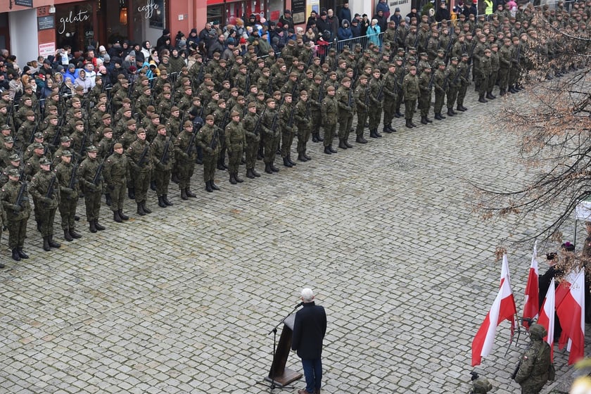 Na zdjęciu 80 nowych żołnierzy Wojsk Obrony Terytorialnej z Dolnego Śląska. W sobotę złożyli uroczystą przysięgę w Świdnicy