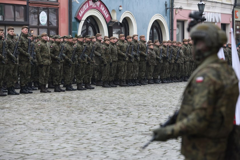 Na zdjęciu 80 nowych żołnierzy Wojsk Obrony Terytorialnej z Dolnego Śląska. W sobotę złożyli uroczystą przysięgę w Świdnicy