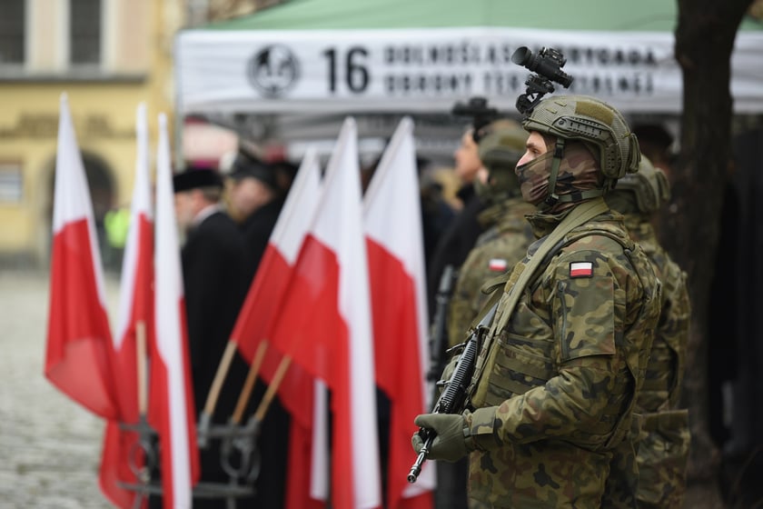 Na zdjęciu 80 nowych żołnierzy Wojsk Obrony Terytorialnej z Dolnego Śląska. W sobotę złożyli uroczystą przysięgę w Świdnicy