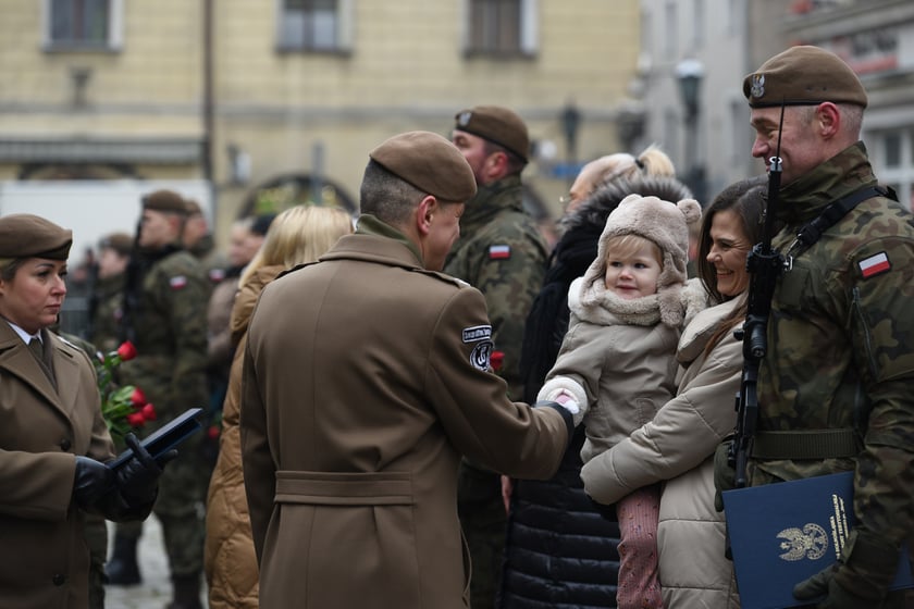 Na zdjęciu 80 nowych żołnierzy Wojsk Obrony Terytorialnej z Dolnego Śląska. W sobotę złożyli uroczystą przysięgę w Świdnicy