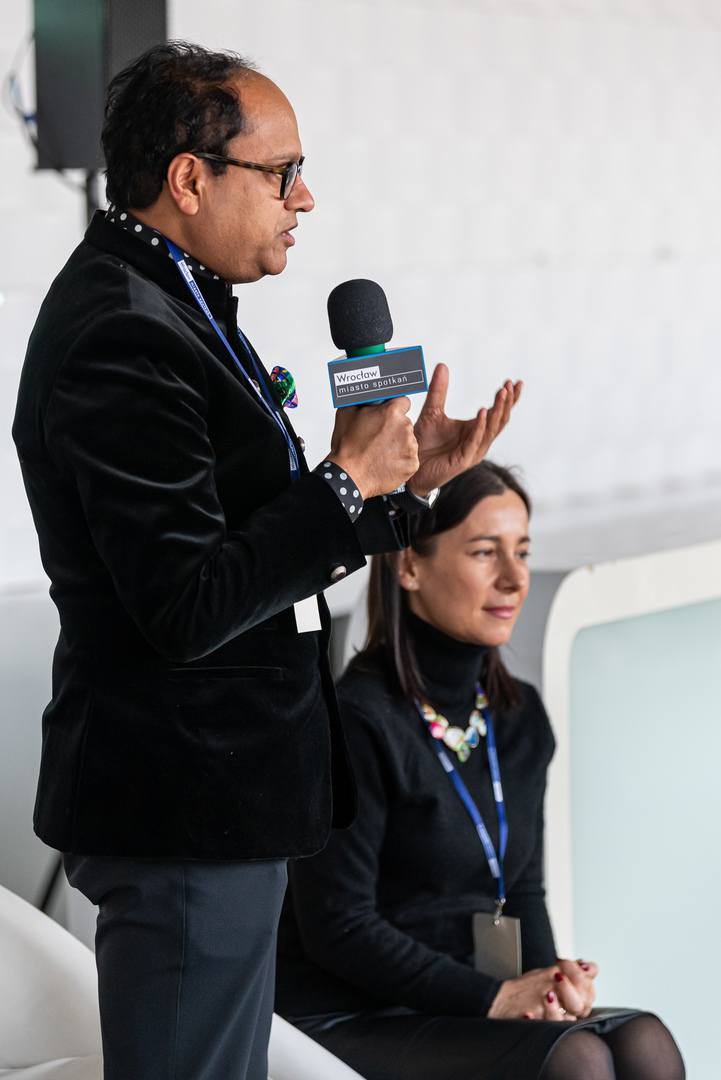 Kartikey Johri, honorowy konsul Indii we Wrocławiu, Ewa Gołąb-Nowakowska, dyrektor Biura Współpracy z Zagranica. Współorganizatorzy Wrocławskiego Dnia Paszportu