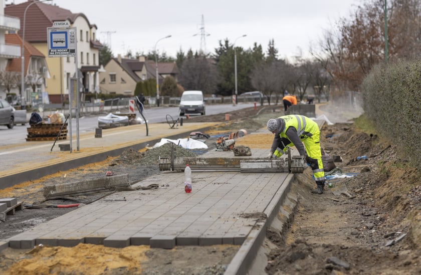 Na zdjęciu widać budowę linii autobusowo-tramwajowej na Nowy Dwór
