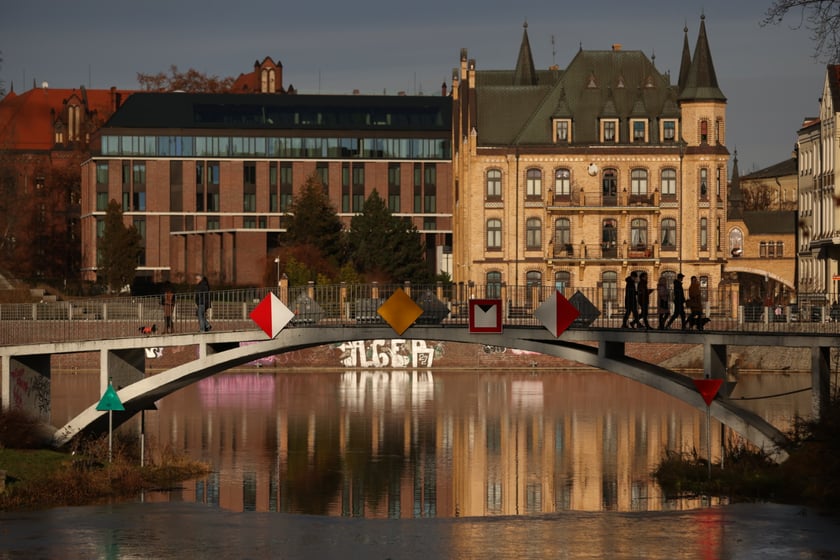 Spacerowicze podczas świąt we Wrocławiu. Okolice bulwarów i Ostrowa Tumskiego