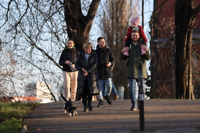 Spacerowicze podczas świąt we Wrocławiu. Okolice bulwarów i Ostrowa Tumskiego