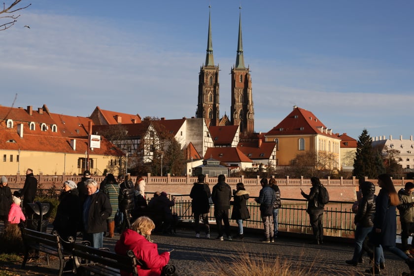 Spacerowicze podczas świąt we Wrocławiu. Okolice bulwarów i Ostrowa Tumskiego