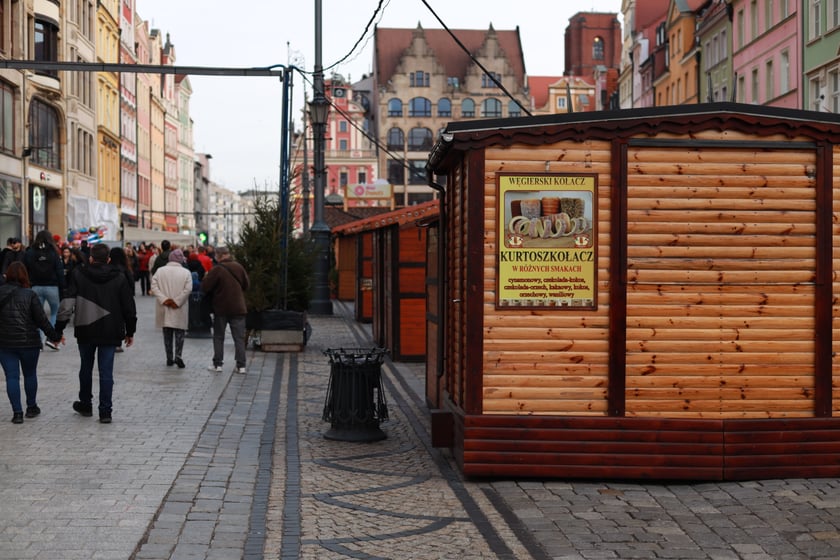Na zdjęciu widać zamknięty Jarmark Bożonarodzeniowy we Wrocławiu