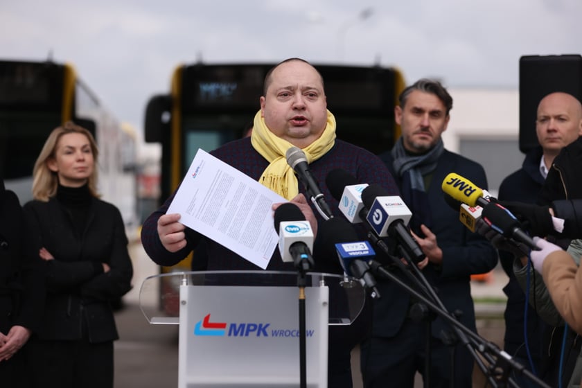 Na zdjęciu Krzysztof Balawejder, prezes MPK Wrocław, podczas konferencji prasowej 3 stycznia 2023 r.
