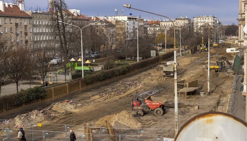 Aura dopisuje, więc duży remont na ulicy Pomorskiej i placu Staszica prowadzony jest cały czas. Zobaczcie na zdjęciach jak idą prace.