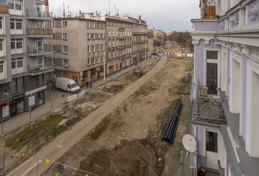 Aura dopisuje, więc duży remont na ulicy Pomorskiej i placu Staszica prowadzony jest cały czas. Zobaczcie na zdjęciach jak idą prace.