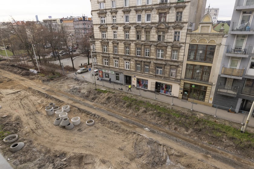 Aura dopisuje, więc duży remont na ulicy Pomorskiej i placu Staszica prowadzony jest cały czas. Zobaczcie na zdjęciach jak idą prace.