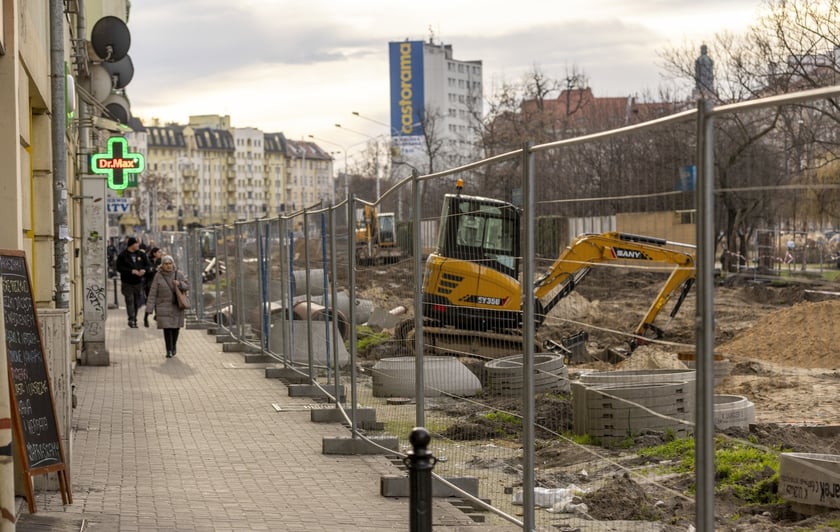 Aura dopisuje, więc duży remont na ulicy Pomorskiej i placu Staszica prowadzony jest cały czas. Zobaczcie na zdjęciach jak idą prace.