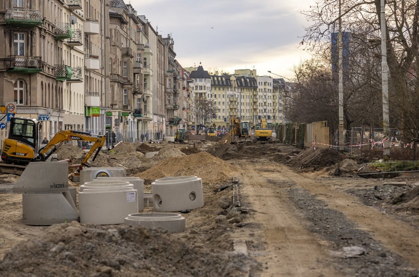 Aura dopisuje, więc duży remont na ulicy Pomorskiej i placu Staszica prowadzony jest cały czas. Zobaczcie na zdjęciach jak idą prace.