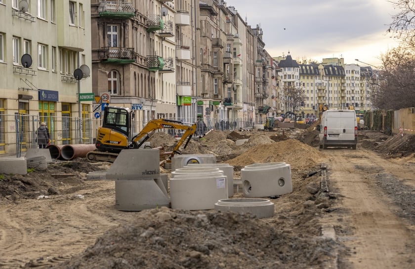 Aura dopisuje, więc duży remont na ulicy Pomorskiej i placu Staszica prowadzony jest cały czas. Zobaczcie na zdjęciach jak idą prace.