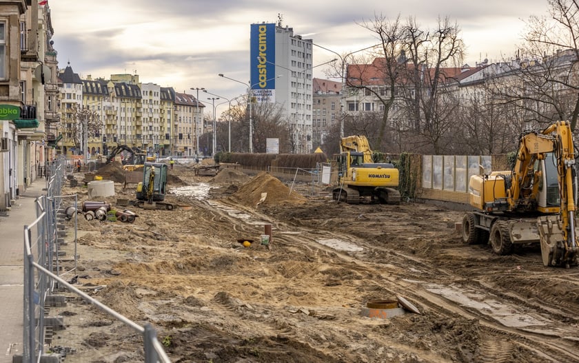Aura dopisuje, więc duży remont na ulicy Pomorskiej i placu Staszica prowadzony jest cały czas. Zobaczcie na zdjęciach jak idą prace.
