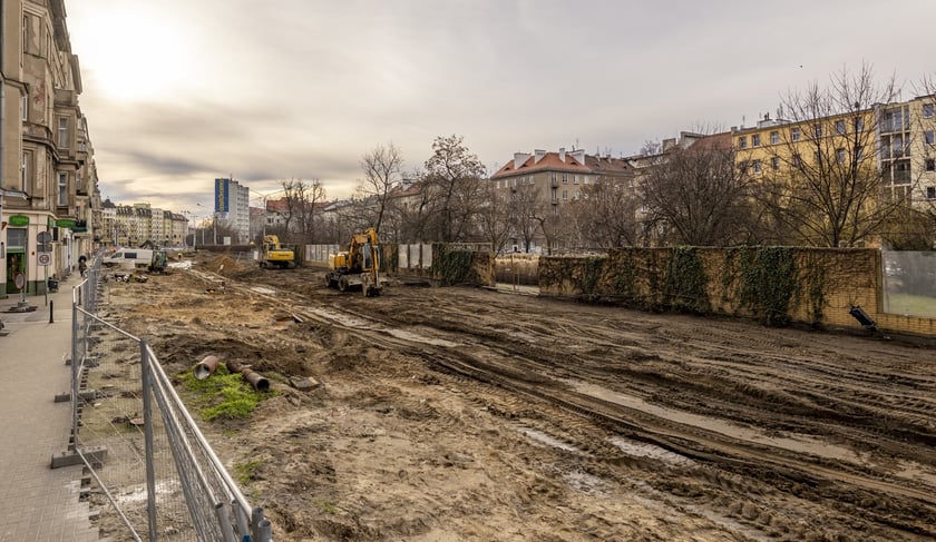 Aura dopisuje, więc duży remont na ulicy Pomorskiej i placu Staszica prowadzony jest cały czas. Zobaczcie na zdjęciach jak idą prace.