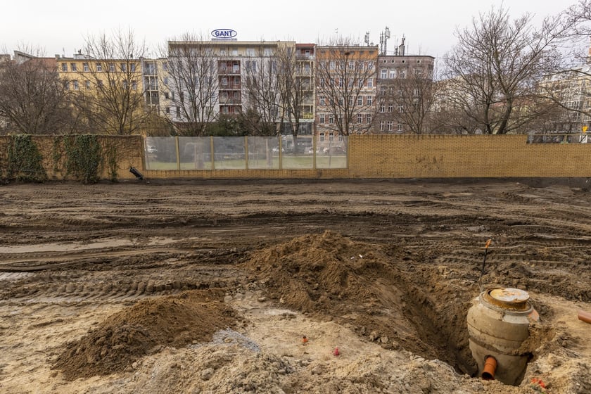 Aura dopisuje, więc duży remont na ulicy Pomorskiej i placu Staszica prowadzony jest cały czas. Zobaczcie na zdjęciach jak idą prace.