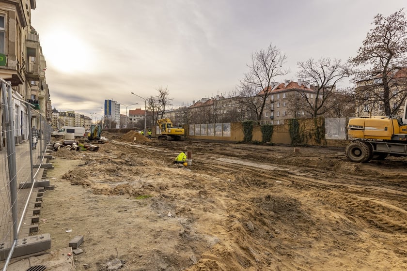 Aura dopisuje, więc duży remont na ulicy Pomorskiej i placu Staszica prowadzony jest cały czas. Zobaczcie na zdjęciach jak idą prace.