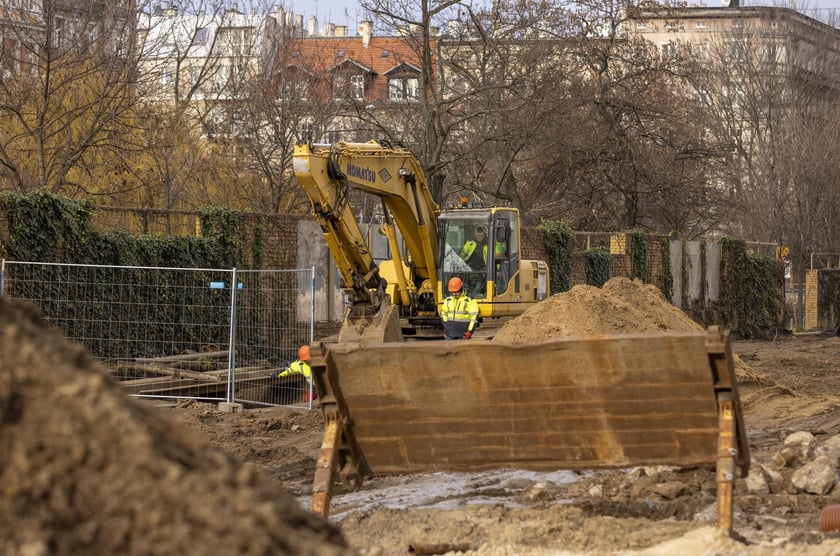 Aura dopisuje, więc duży remont na ulicy Pomorskiej i placu Staszica prowadzony jest cały czas. Zobaczcie na zdjęciach jak idą prace.