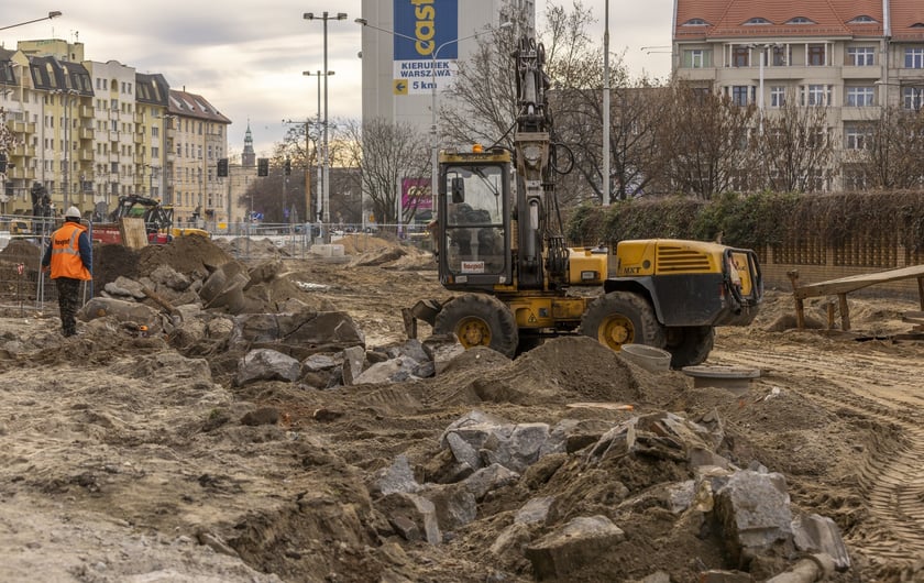Aura dopisuje, więc duży remont na ulicy Pomorskiej i placu Staszica prowadzony jest cały czas. Zobaczcie na zdjęciach jak idą prace.