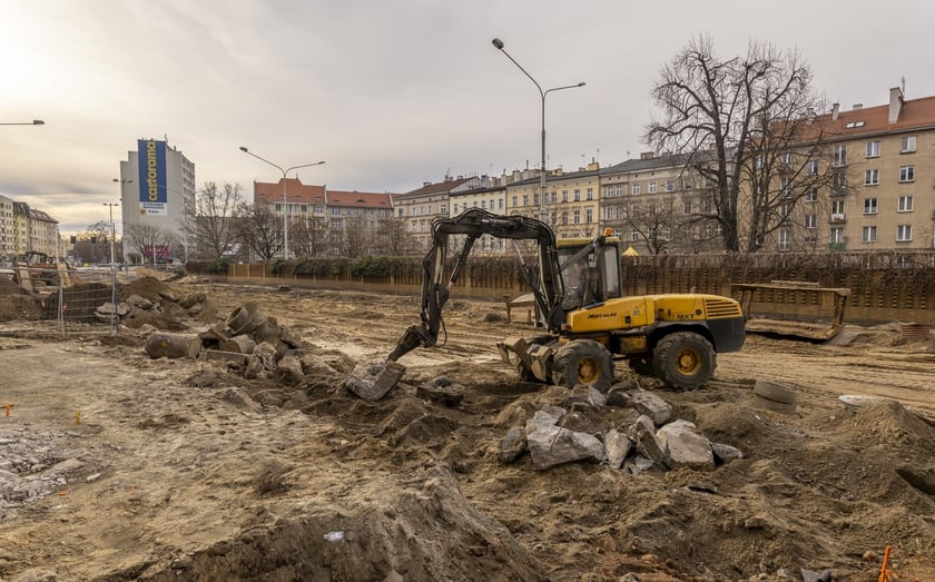 Aura dopisuje, więc duży remont na ulicy Pomorskiej i placu Staszica prowadzony jest cały czas. Zobaczcie na zdjęciach jak idą prace.