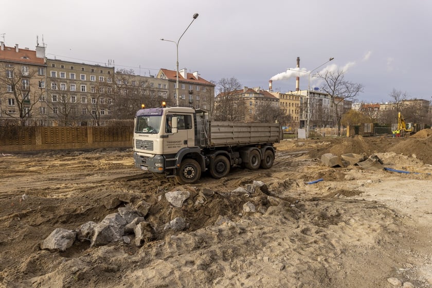 Aura dopisuje, więc duży remont na ulicy Pomorskiej i placu Staszica prowadzony jest cały czas. Zobaczcie na zdjęciach jak idą prace.