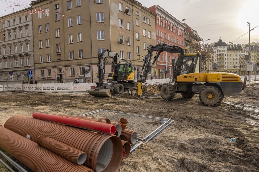 Aura dopisuje, więc duży remont na ulicy Pomorskiej i placu Staszica prowadzony jest cały czas. Zobaczcie na zdjęciach jak idą prace.