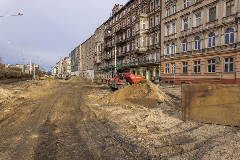 Aura dopisuje, więc duży remont na ulicy Pomorskiej i placu Staszica prowadzony jest cały czas. Zobaczcie na zdjęciach jak idą prace.