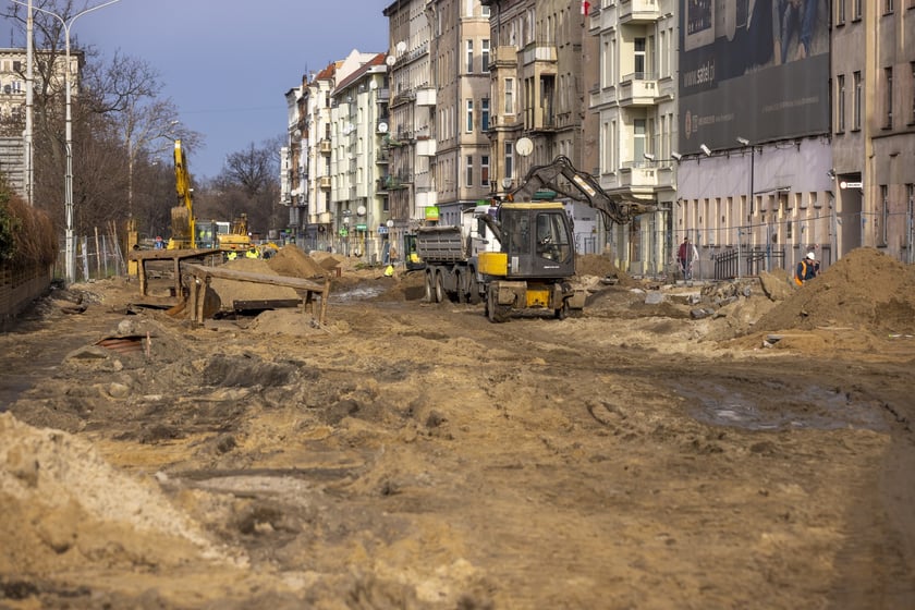 Aura dopisuje, więc duży remont na ulicy Pomorskiej i placu Staszica prowadzony jest cały czas. Zobaczcie na zdjęciach jak idą prace.