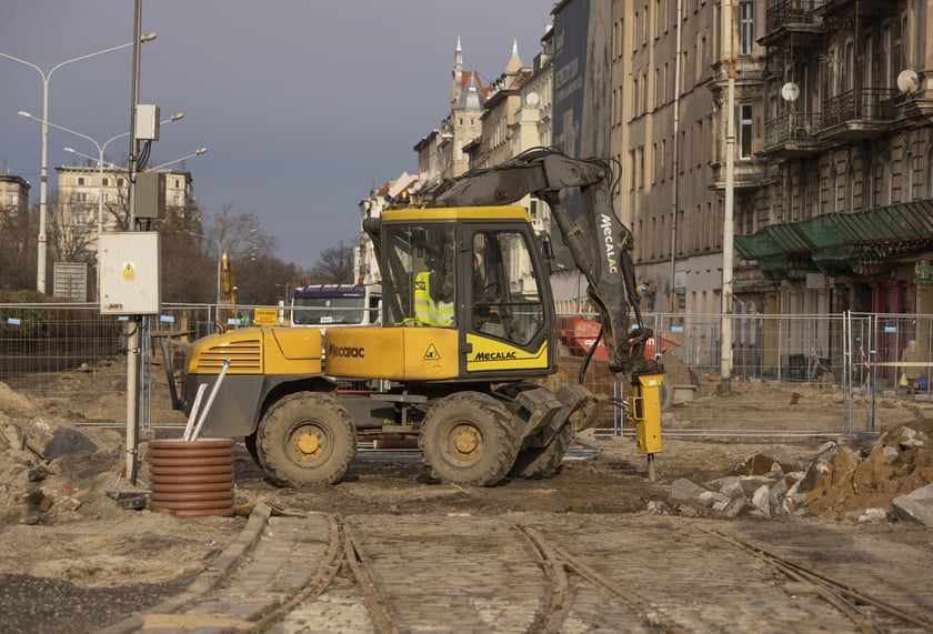 Aura dopisuje, więc duży remont na ulicy Pomorskiej i placu Staszica prowadzony jest cały czas. Zobaczcie na zdjęciach jak idą prace.