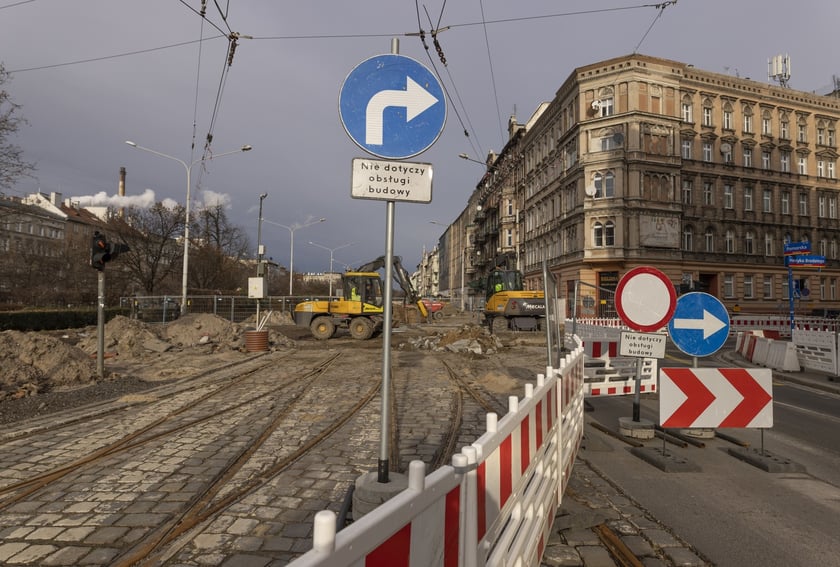 Aura dopisuje, więc duży remont na ulicy Pomorskiej i placu Staszica prowadzony jest cały czas. Zobaczcie na zdjęciach jak idą prace.