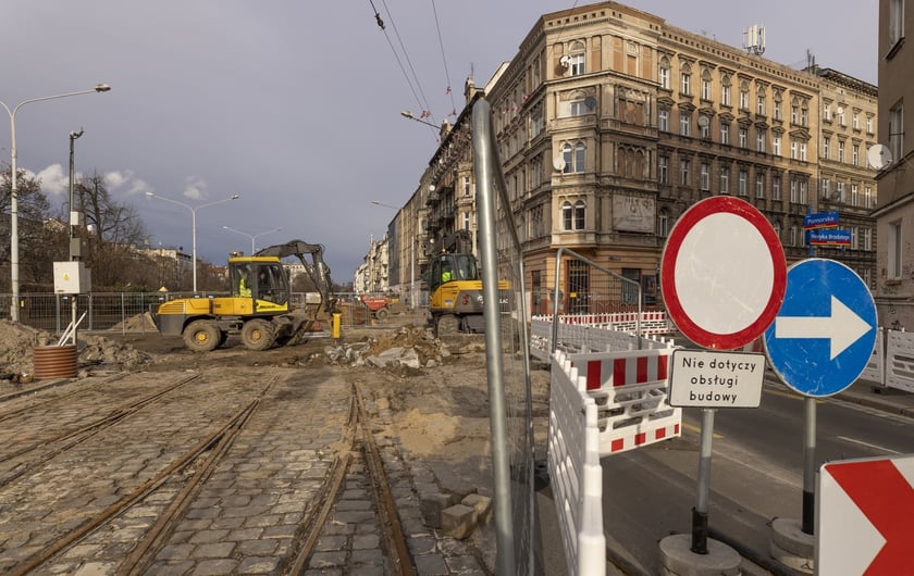 Aura dopisuje, więc duży remont na ulicy Pomorskiej i placu Staszica prowadzony jest cały czas. Zobaczcie na zdjęciach jak idą prace.