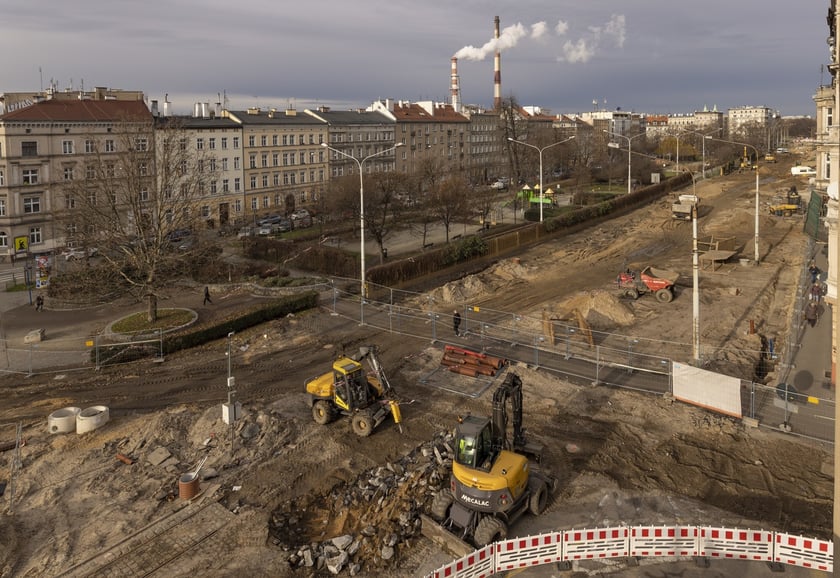 Aura dopisuje, więc duży remont na ulicy Pomorskiej i placu Staszica prowadzony jest cały czas. Zobaczcie na zdjęciach jak idą prace.