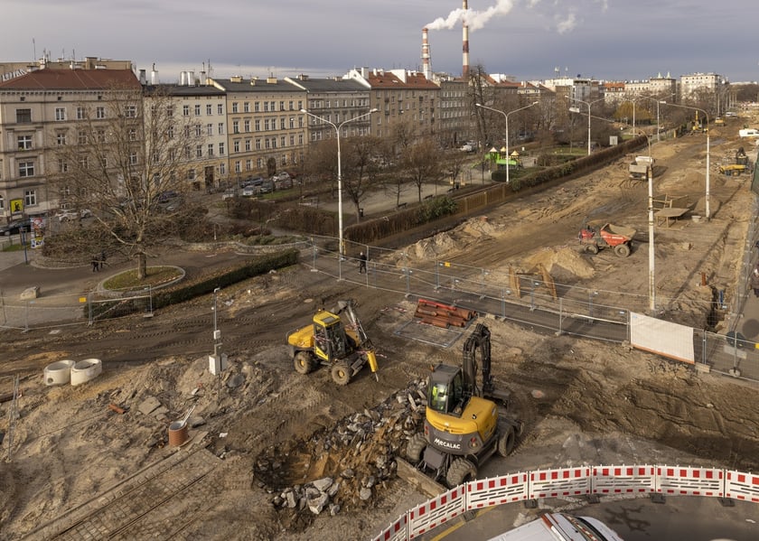 Aura dopisuje, więc duży remont na ulicy Pomorskiej i placu Staszica prowadzony jest cały czas. Zobaczcie na zdjęciach jak idą prace.