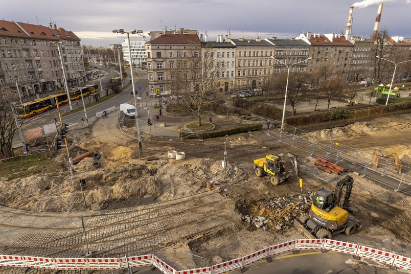 Aura dopisuje, więc duży remont na ulicy Pomorskiej i placu Staszica prowadzony jest cały czas. Zobaczcie na zdjęciach jak idą prace.