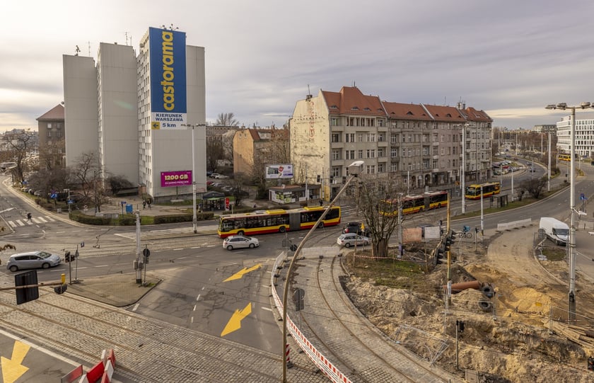 Aura dopisuje, więc duży remont na ulicy Pomorskiej i placu Staszica prowadzony jest cały czas. Zobaczcie na zdjęciach jak idą prace.