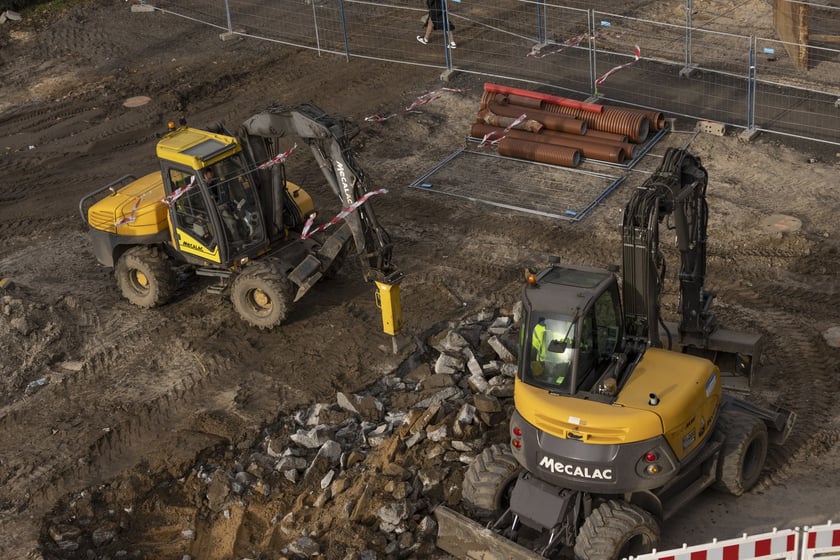 Aura dopisuje, więc duży remont na ulicy Pomorskiej i placu Staszica prowadzony jest cały czas. Zobaczcie na zdjęciach jak idą prace.