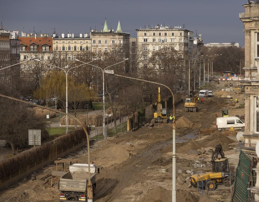 Aura dopisuje, więc duży remont na ulicy Pomorskiej i placu Staszica prowadzony jest cały czas. Zobaczcie na zdjęciach jak idą prace.