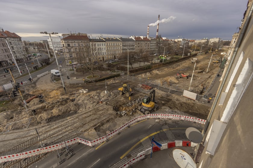 Aura dopisuje, więc duży remont na ulicy Pomorskiej i placu Staszica prowadzony jest cały czas. Zobaczcie na zdjęciach jak idą prace.