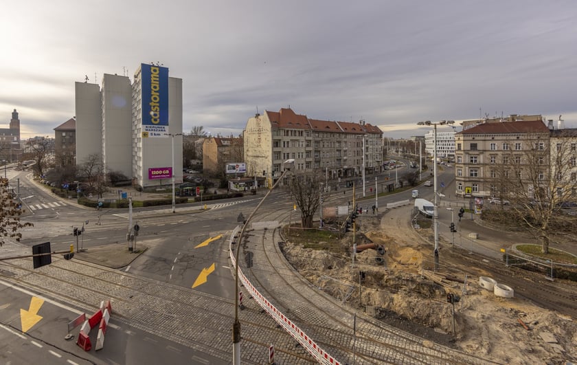 Aura dopisuje, więc duży remont na ulicy Pomorskiej i placu Staszica prowadzony jest cały czas. Zobaczcie na zdjęciach jak idą prace.