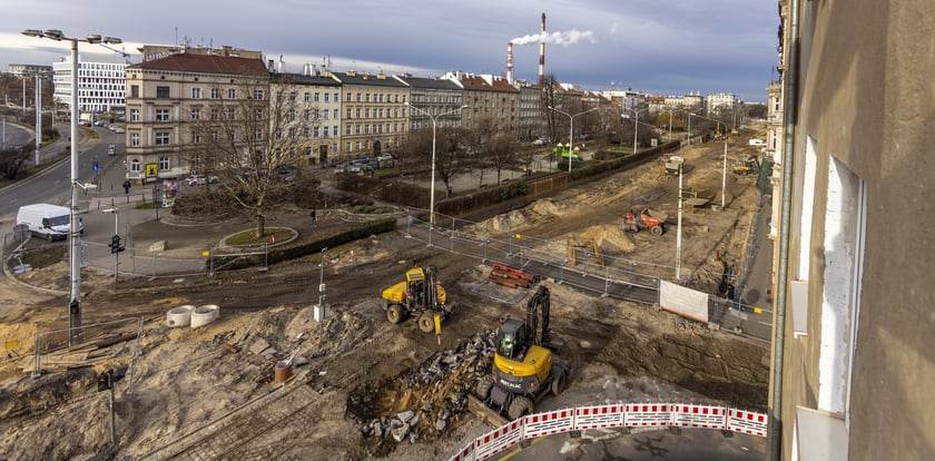 Aura dopisuje, więc duży remont na ulicy Pomorskiej i placu Staszica prowadzony jest cały czas. Zobaczcie na zdjęciach jak idą prace.