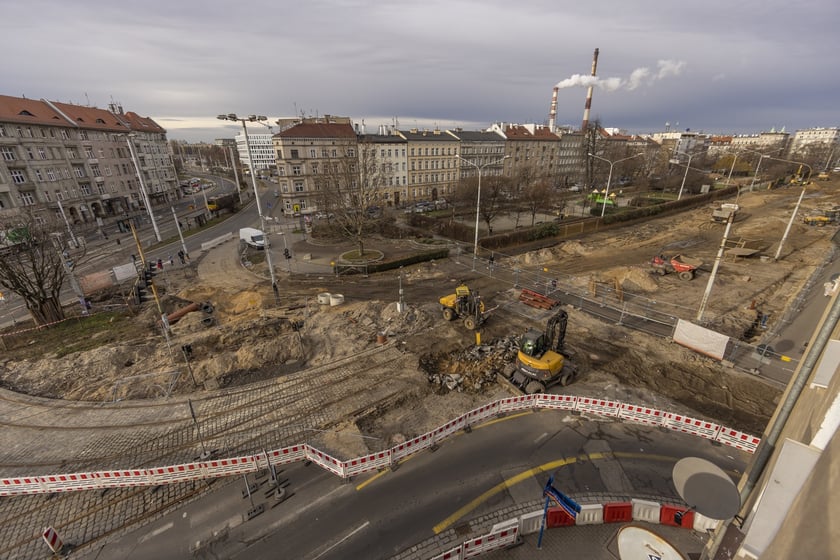 Aura dopisuje, więc duży remont na ulicy Pomorskiej i placu Staszica prowadzony jest cały czas. Zobaczcie na zdjęciach jak idą prace.