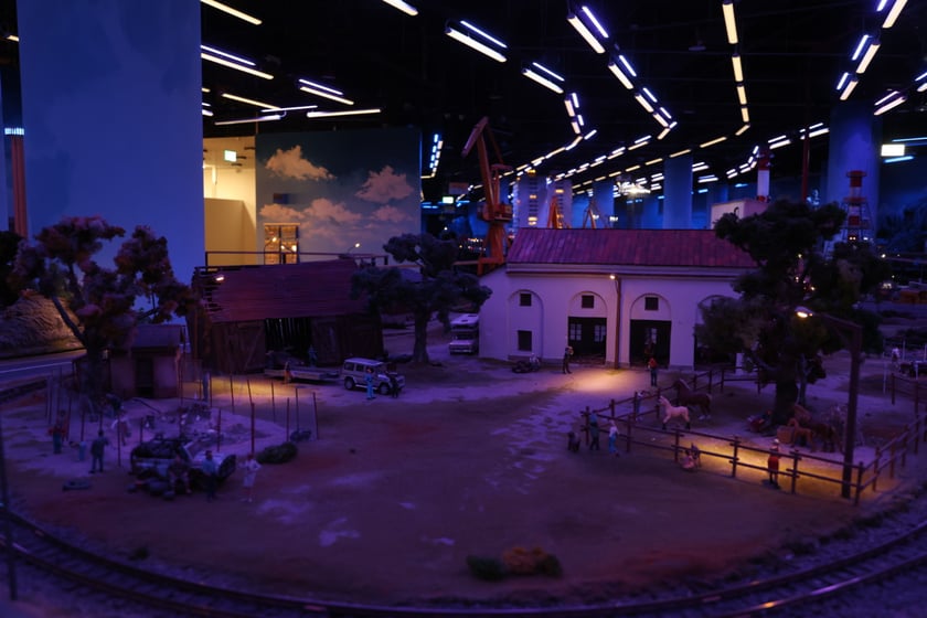 Sceny z Kolejkowa w Sky Tower