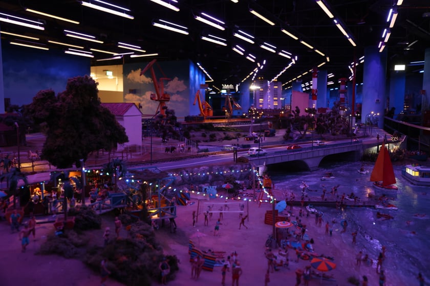 Sceny z Kolejkowa w Sky Tower