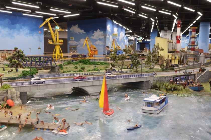 Sceny z Kolejkowa w Sky Tower