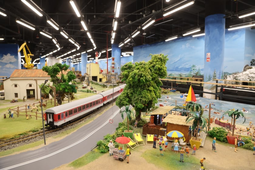 Sceny z Kolejkowa w Sky Tower