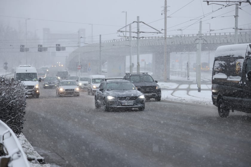 Na zdjęciach ulice we Wrocławiu w śniegu, 21.01.2023 r.