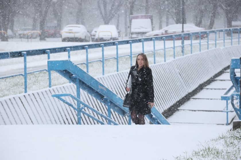 Na zdjęciach ulice we Wrocławiu w śniegu, 21.01.2023 r.