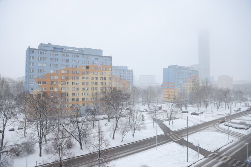 Na zdjęciach ulice we Wrocławiu w śniegu, 21.01.2023 r.